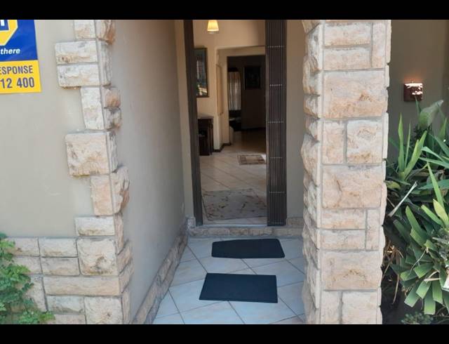 5 BEDROOM HOUSE FOR SALE IN MONDEOR